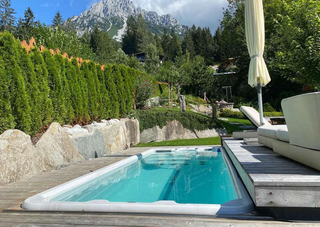 Swimspa in einer Holzterrasse vor Bergpanorama
