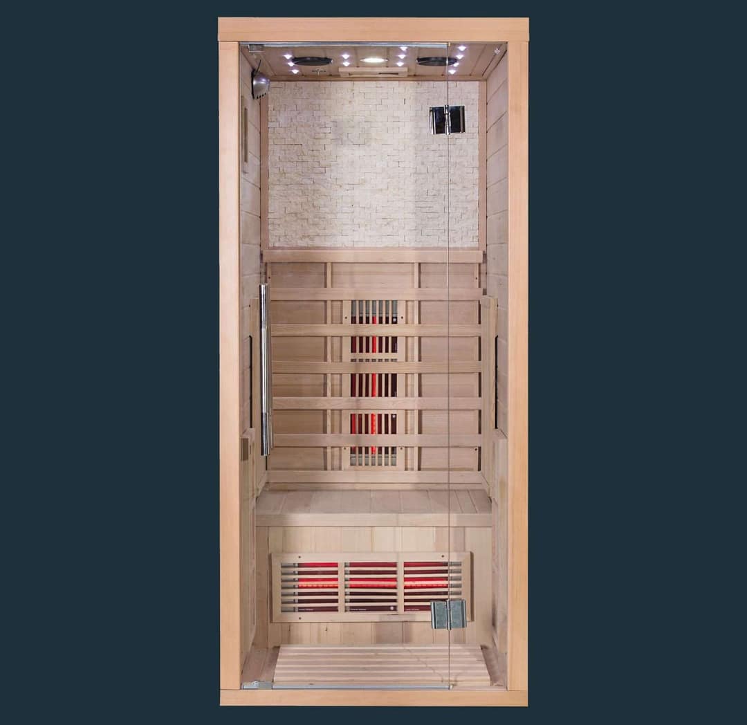 Schmale Infrarotkabine mit Glastür, Bank und Strahlern hinter Holzgittern an der Rückwand