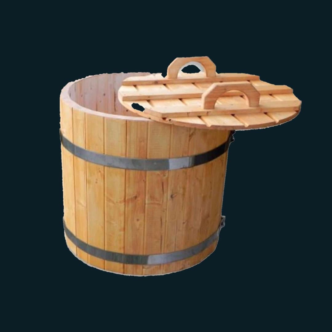 Holzfass mit zwei Metallbändern, der Holzdeckel mit zwei Griffen halb aufgelegt