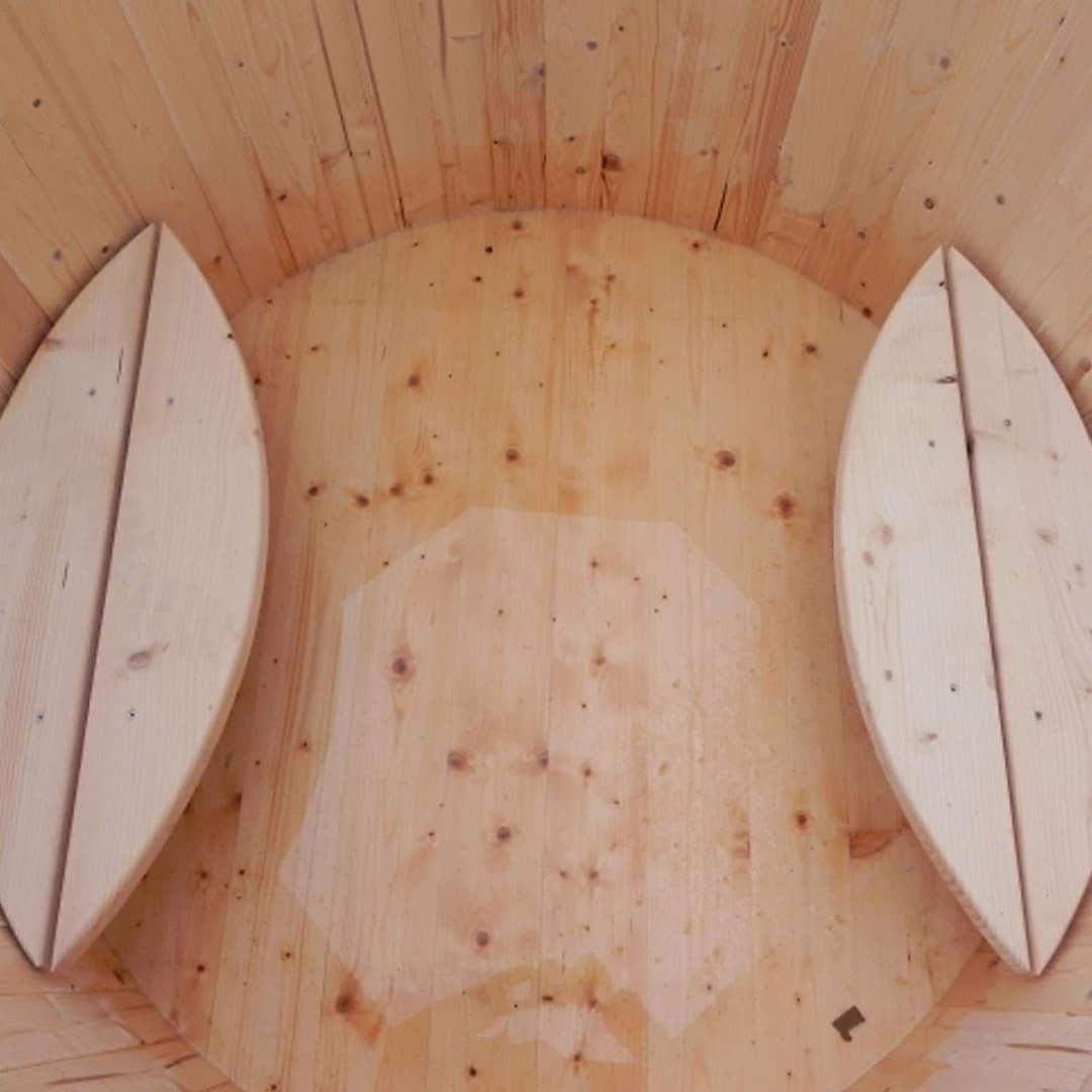 Blick in den Tauchzuber: zwei fest montierte Holzbänke und der Boden aus hellem Holz