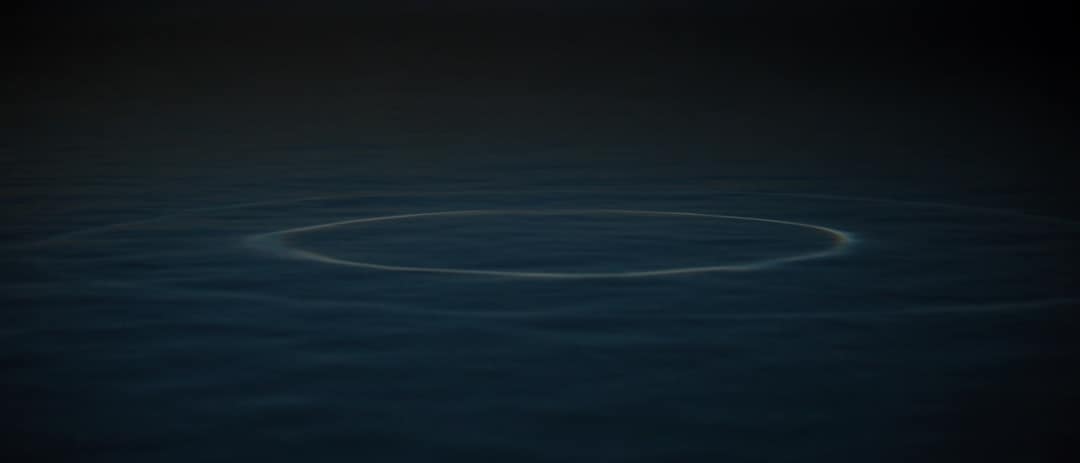 Ein Ring auf dunklem, ruhigem Wasser