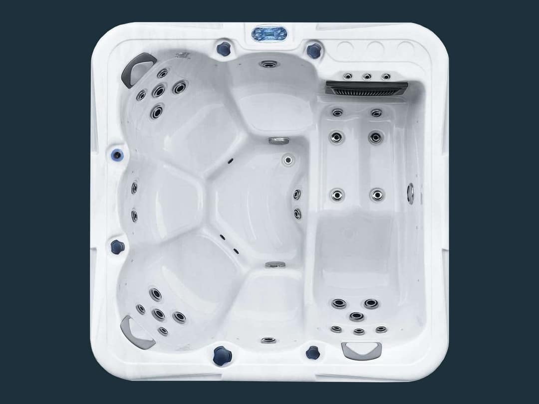 Darstellung des Whirlpools Memphis von oben: quadratisches Becken mit einem Liegeplatz rechts und Sitzplätzen links